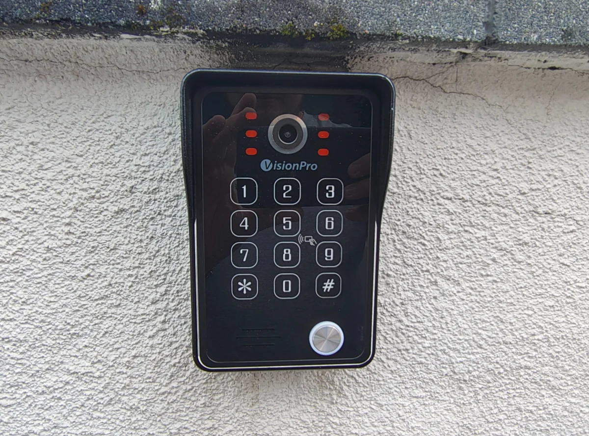 Panel VisionPro z kamerą i klawiaturą kodową.